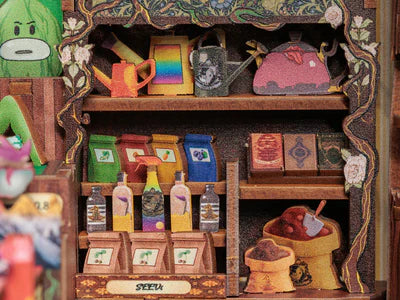 Vitrine met takjes en bloemen eromheen gewikkeld